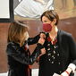 La rettrice mentre dona il pin della Sapienza alla regista - Foto di Stefania Sepulcri