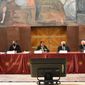 Tavolo di presidenza con relatori