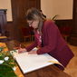 Firma del libro dell'inaugurazione dell'anno accademico da parte della rettrice Antonella Polimeni