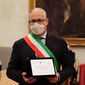 Sindaco Roberto Gualtieri con premio nelle mani