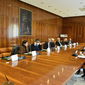 Foto dei partecipanti intorno al tavole della Sala del Senato