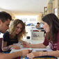 Borsiste dello sportello DSA che parlano con uno studente 