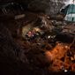 Attività di scavo all'interno di Grotta Romanelli. Foto di Luca Forti.