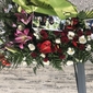 Corone di fiori con foto di Serena e Hesam