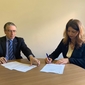 Foto dell’Ambasciatrice e del Direttore del Dipartimento di Scienze dell’antichità mentre firmano l’accordo