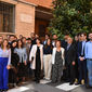 Foto di gruppo con i genitori di Marta e gli studenti