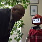 Il ministro degli Esteri David Lammy con il robotino Sapienza