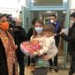 La rettrice Antonella Polimeni con una mamma e una bambina