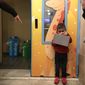 Un bambino con il regalo