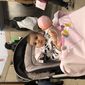 Una bambina in carrozzina con una bambola donata