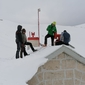  i ricercatori sul tetto del rifugio Garibaldi di Campo Pericoli coperto dalla neve