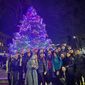 Foto di gruppo davanti all'albero di Natale della Sapienza - foto di Stefania Sepulcri