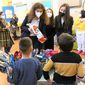 Consegna di uova di Pasqua a due bambini