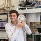 Marco Vignati mostra il prototipo di rivelatore per il progetto Danae