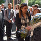 La Rettrice, con i genitori di Marta, depone un mazzo di fiori