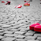 scarpe rosse di donne per strada