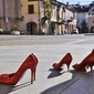 scarpe rosse di donne in piazza
