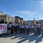 Bandiere della pace e cartelli alla manifestazione Campus Rally for Iran