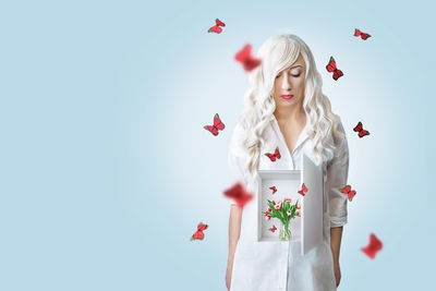 immagine donna con farfalle